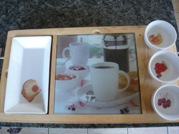 dienblad/ borrelset met schaaltjes snijplank lepels 24x34 cm, Huis en Inrichting, Woonaccessoires | Dienbladen, Zo goed als nieuw