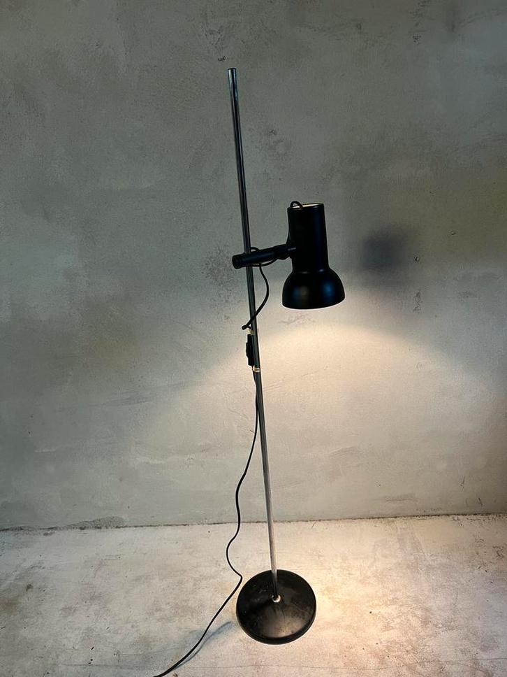 Te Koop : Vintage Staande Vloerlamp Zwart Lamp Verlichting, Huis en Inrichting, Lampen | Vloerlampen, Gebruikt, 100 tot 150 cm