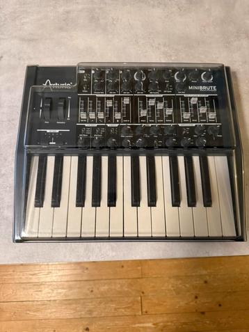 Artutia Minibrute + Decksaver beschikbaar voor biedingen