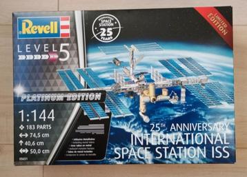 1:144 International Space Station modelkit platinum edition  beschikbaar voor biedingen