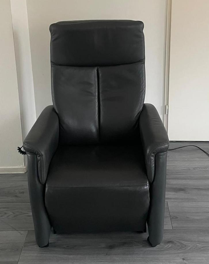 Hukla leren relax sta-op stoel – elektrisch verstelbaar, Huis en Inrichting, Fauteuils, Zo goed als nieuw, Leer, 50 tot 75 cm