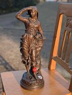 Antiek bronzen vrouwen beeld. 49 cm hoog. €375., Ophalen