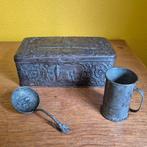 Oud doosje met maatbeker en lepeltje te koop, Ophalen of Verzenden