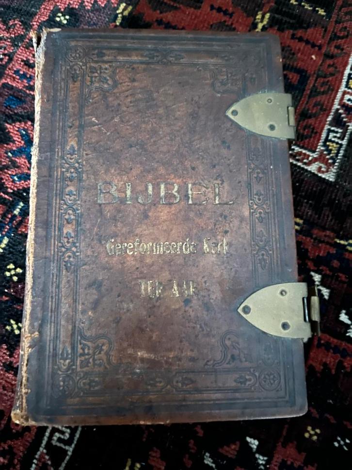 Antieke Bijbel met slotjes, Antiek en Kunst, Antiek | Boeken en Bijbels, Verzenden