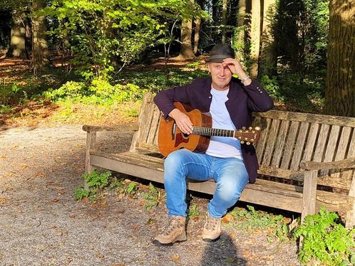 Akoestisch gitarist (solo) speelt rustige evergreens/ballads, Contacten en Berichten, Muziek maken en Bandleden