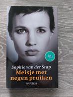 Sophie van der Stap - Meisje met negen pruiken, Ophalen of Verzenden, Zo goed als nieuw, Sophie van der Stap, Nederland