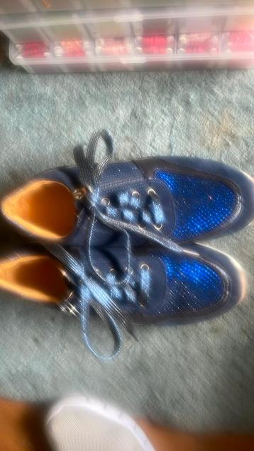 Mooie sneakers.Nooit gedragen.    Met veters en ritssluiting beschikbaar voor biedingen