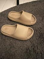 Yeezy Slides maat 40, Kleding | Heren, Schoenen, Slippers, Overige kleuren, Ophalen of Verzenden, Zo goed als nieuw