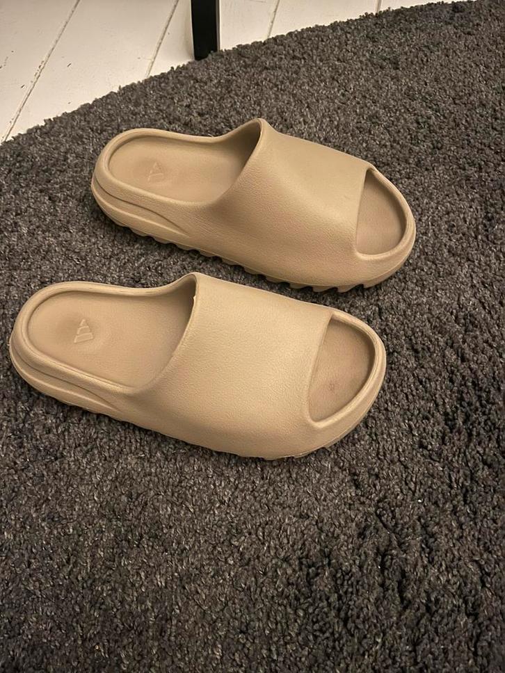Yeezy Slides maat 40, Kleding | Heren, Schoenen, Zo goed als nieuw, Slippers, Overige kleuren, Ophalen of Verzenden