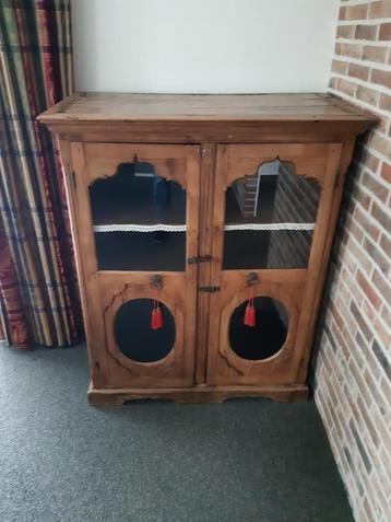 Antiek vitrine kast beschikbaar voor biedingen