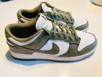 Nike Dunk Low - Olijfgroen/Wit, Kleding | Dames, Schoenen, Ophalen of Verzenden, Zo goed als nieuw, Groen, Sneakers of Gympen