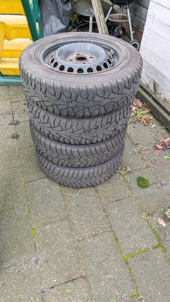 Winterbanden Uniroyal 175/65R14 op stalen velg 4x100, Auto-onderdelen, Banden en Velgen, Banden en Velgen, Winterbanden, 14 inch