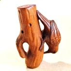 Hardhouten Netsuke van een Specht op een boomstam, Ophalen of Verzenden, Nieuw, Vogel, Beeldje of Figuurtje