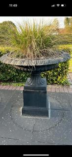 1x.  Zeer grote schaalvaas op sokkel gietijzer, Tuin en Terras, Ophalen, Gebruikt