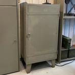 Industriële ijzeren kast , vintage werkplaats kastje, Ophalen, ., Zo goed als nieuw, .