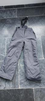 Ski / Snowboardbroek grijs met bretels mt 140, Kinderen en Baby's, Gebruikt, Ophalen of Verzenden, Broek