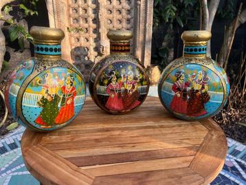 Indiase handbeschilderde metalen vaas India vintage  beschikbaar voor biedingen
