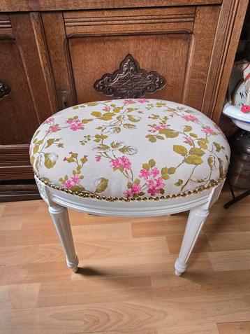 Wit brocante ovaal voetenbankje kersenbloesem  beschikbaar voor biedingen