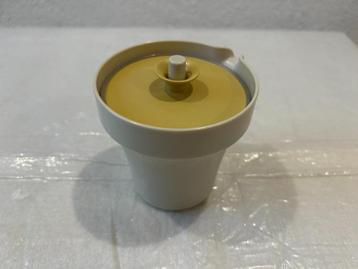 Tupperware.Beker.Schenkkannetje.met druksluitdeksel 07102025 beschikbaar voor biedingen