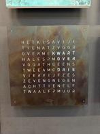 Nieuw Qlocktwo Earth Raw Iron Woordklok Design Klok, Huis en Inrichting, Woonaccessoires | Klokken, Wandklok, Digitaal, Nieuw