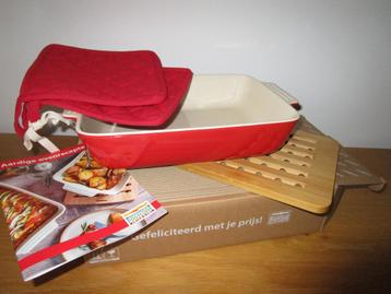 Rode ovenschaal pannenlappen onderzetter Postcodeloterij beschikbaar voor biedingen