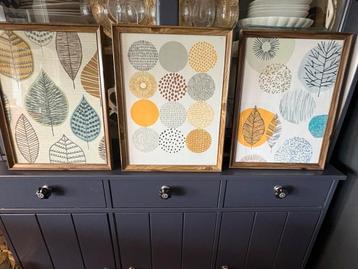 3-Luik van prints in blad en cirkel motieven. beschikbaar voor biedingen