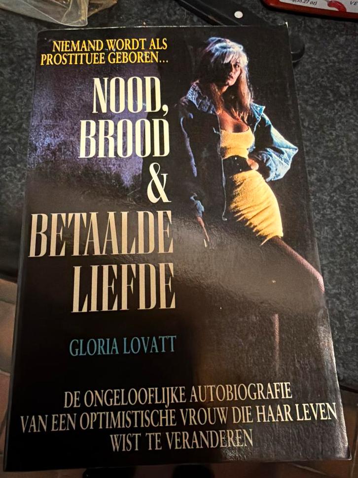 Z7.  Nood, Brood & Betaalde Liefde - Gloria Lovatt, Boeken, Biografieën, Gelezen, Overige, Ophalen of Verzenden