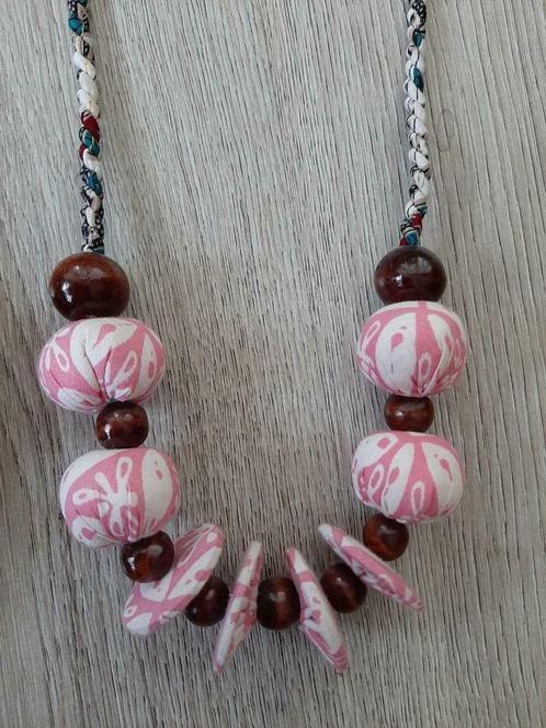 NIEUW!Indonesie/Mooie handgemaakte ketting/batikstof&hout, Sieraden, Tassen en Uiterlijk, Kettingen, Nieuw, Ophalen of Verzenden