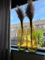 Twee decoratieve  okergele vazen met pluimen, Huis en Inrichting, Woonaccessoires | Vazen, Geel, Ophalen of Verzenden, 75 cm of meer