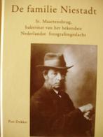 De familie Niestadt. St. Maartensbrug door Piet Dekker, Fotografen, Ophalen of Verzenden, Zo goed als nieuw, Piet Dekker