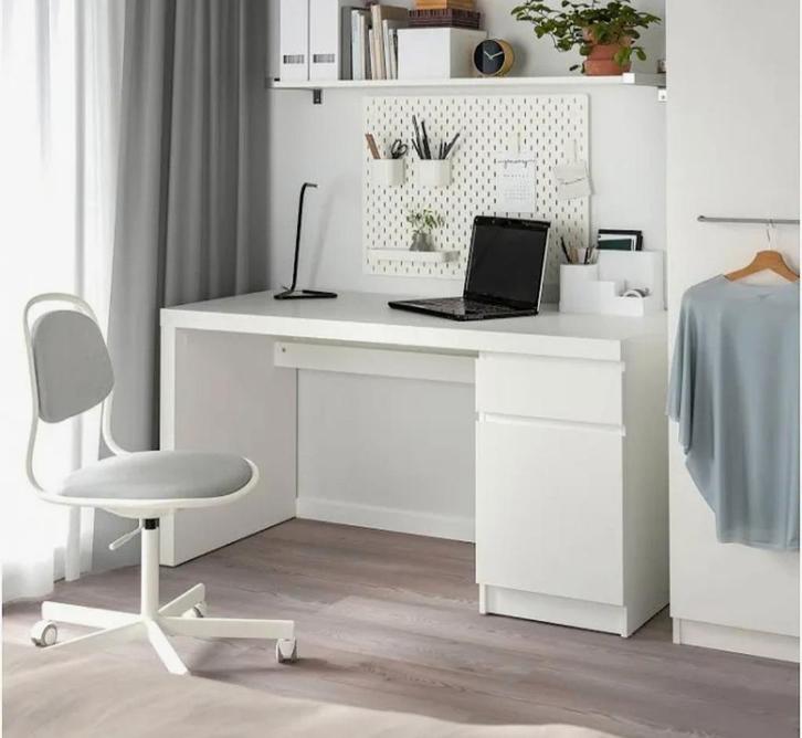Malm bureau IKEA, Huis en Inrichting, Bureaus, Zo goed als nieuw, Ophalen