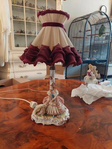 Dresden Porseleinen Schemerlamp met Figuur beschikbaar voor biedingen