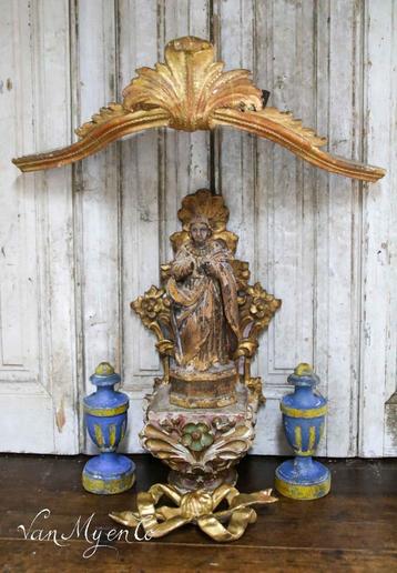 Antiek houten sierdakje met bois doré afwerking beschikbaar voor biedingen