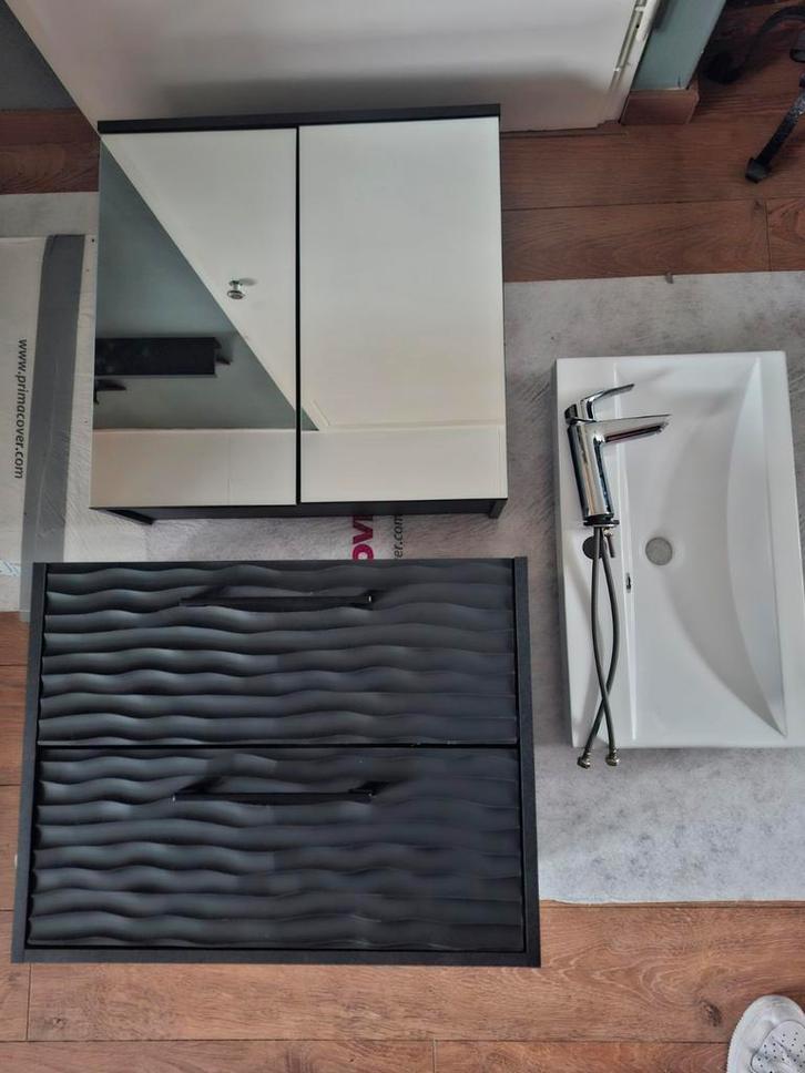 Zwart zwevend, nieuw badkamermeubel met Spiegelkast & Kraan, Huis en Inrichting, Badkamer | Badkamermeubels, Ophalen