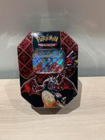 Paldean Fates: Tera Charizard ex Tin (EU Version), Hobby en Vrije tijd, Verzamelkaartspellen | Pokémon, Ophalen of Verzenden