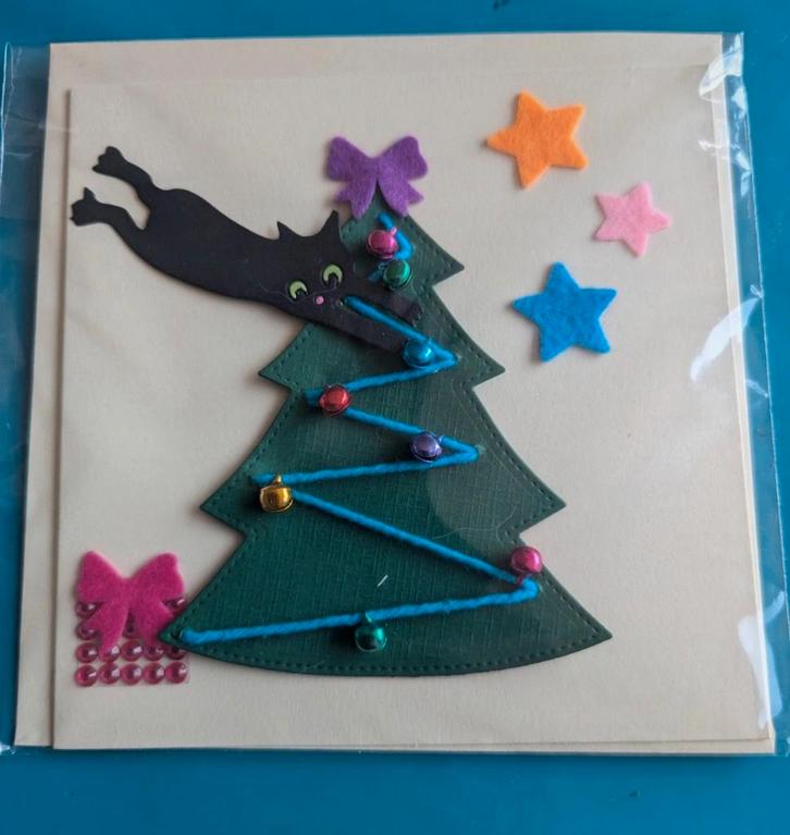 Handgemaakte kerstkaart 'cat in tree', Hobby en Vrije tijd, Kaarten | Zelfgemaakt, Nieuw, Overige thema's, Ophalen of Verzenden