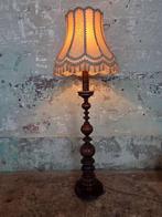 Vintage houten vloerlamp met bolle balustervorm – Klassiek, Huis en Inrichting, Lampen | Vloerlampen, Ophalen, Gebruikt, 100 tot 150 cm