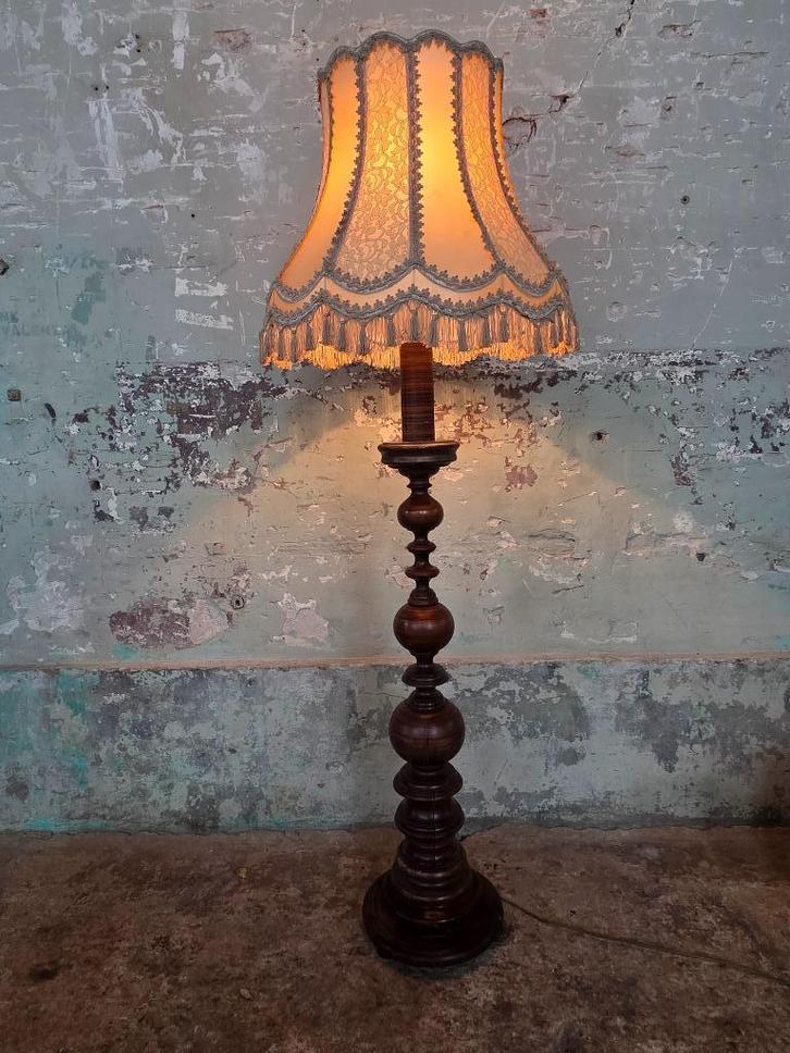 Vintage houten vloerlamp met bolle balustervorm – Klassiek, Huis en Inrichting, Lampen | Vloerlampen, Gebruikt, 100 tot 150 cm