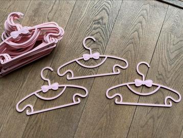 Kleerhangers meisje (20 stuks) beschikbaar voor biedingen