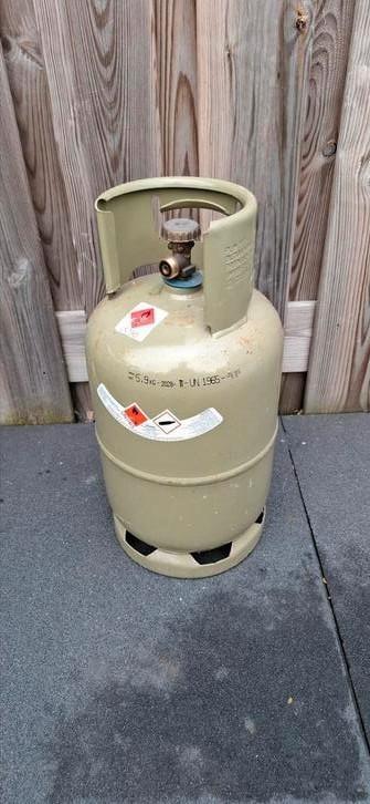 Groene propaan gasfles half vol propane 2028 beschikbaar voor biedingen