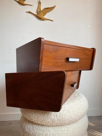 Set vintage zwevende wand ladekastjes massief teak jaren 60 beschikbaar voor biedingen