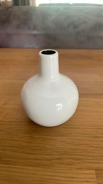 Studio Fris wit vaasje 511 W.H.de Vries Vintage Design beschikbaar voor biedingen