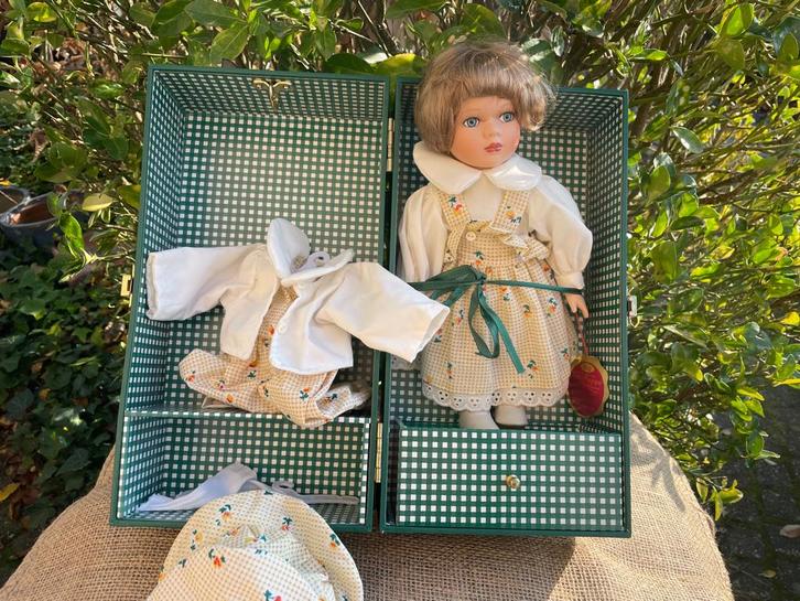 porceleinen pop in koffer of in een kleerkast., Verzamelen, Poppen, Zo goed als nieuw, Pop, Ophalen of Verzenden