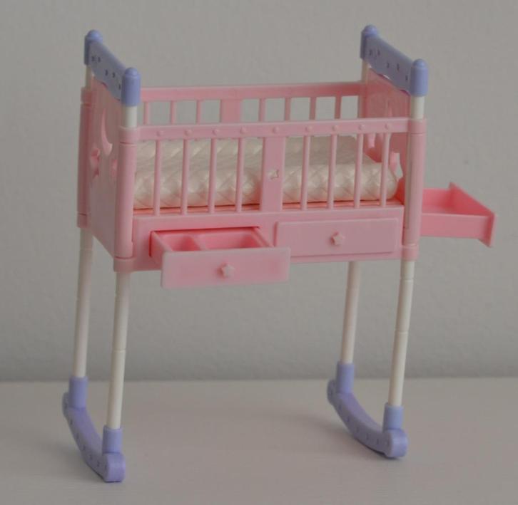 Barbie Happy Family Midge en baby wiegje commode (Mattel), Kinderen en Baby's, Speelgoed | Poppen, Zo goed als nieuw, Barbie, Ophalen of Verzenden