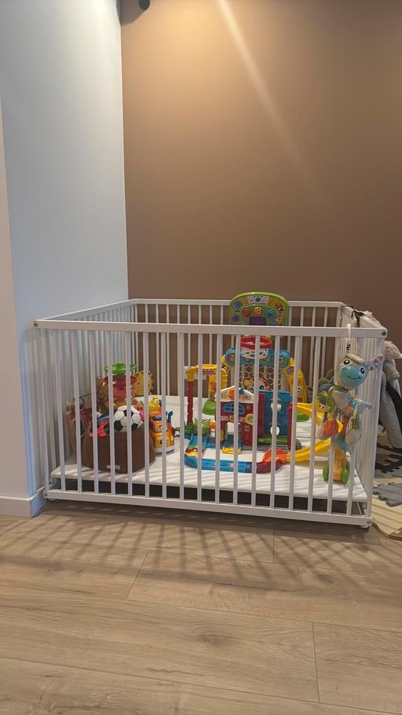 Tweeling Grondbox 120x120 – Verstelbaar + Inclusief Matras, Kinderen en Baby's, Boxen, Zo goed als nieuw, Vierkant, In hoogte verstelbaar