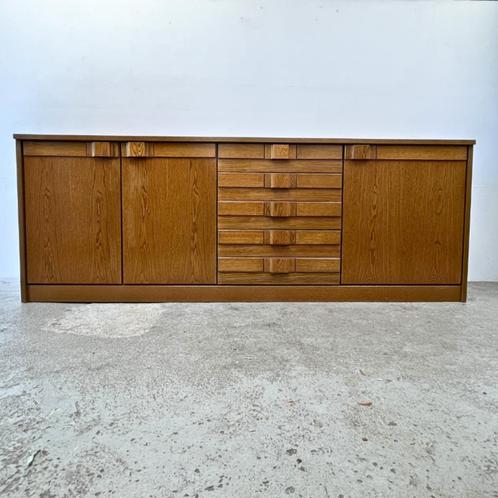 Vintage houten dressoir - geometrisch - brutalistisch '70, Huis en Inrichting, Kasten | Dressoirs, Gebruikt, 200 cm of meer, 25 tot 50 cm