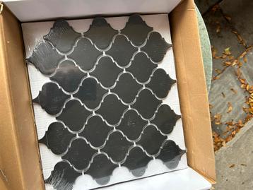 6 zwarte tegelplateus van 28 bij 32 cm beschikbaar voor biedingen