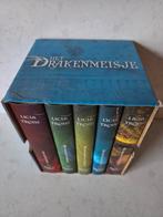Het Drakenmeisje - Troisi - Complete serie hardcover boxset, Boeken, Ophalen of Verzenden, Gelezen