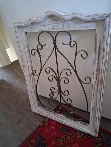 Antiek Smeedijzeren Raam met Houten Frame  hart sierpaneel  beschikbaar voor biedingen