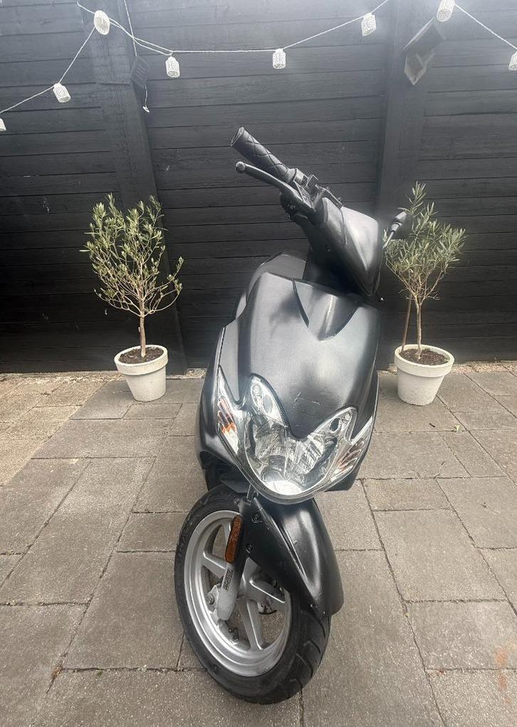 Zwarte Yamaha Jog CS50M 🔥, Fietsen en Brommers, Snorfietsen en Snorscooters, Gebruikt, Yamaha, Benzine, Ophalen